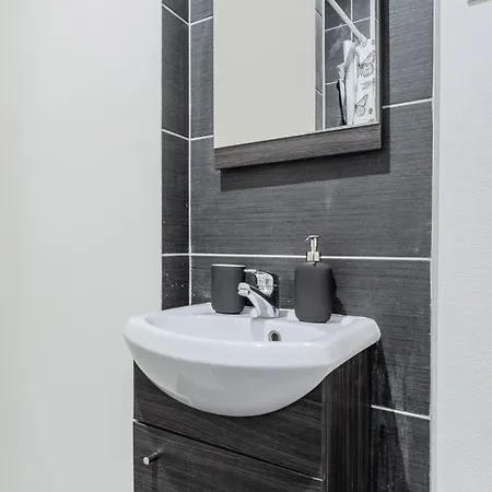 公寓 Beautiful Renovated In The Center Of