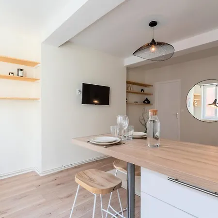 Beautiful Renovated In The Center Of Apartment