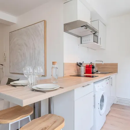 Beautiful Renovated In The Center Of * ליל