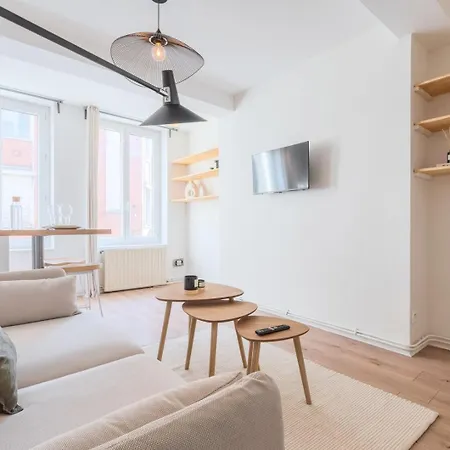 Beautiful Renovated In The Center Of Apartment